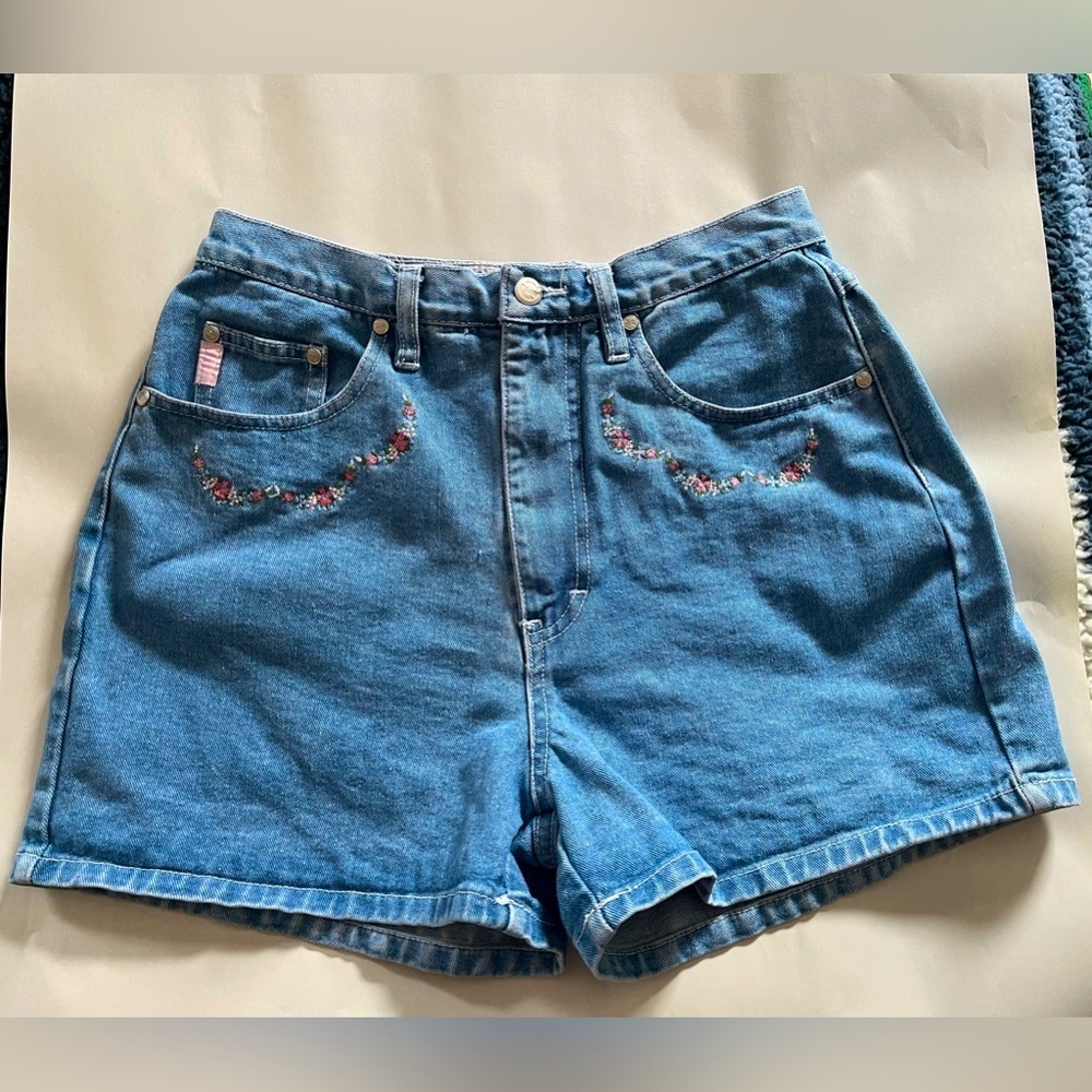 VTG No Excuses High Rise cotton med wash denim w/floral embroidered shorts 11/12